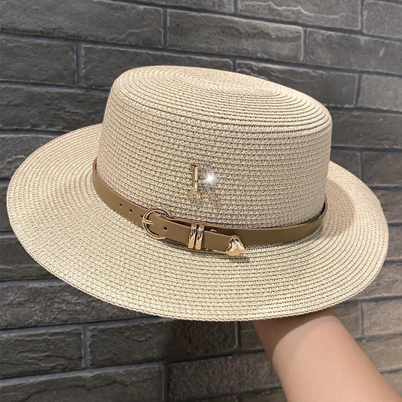 Sommer Flache Strohhüte für Damen Neu Metall R Buchstabe Modischer Strandhut Sonnenschutz für Frauen Elegant Urlaubs Boater Hut