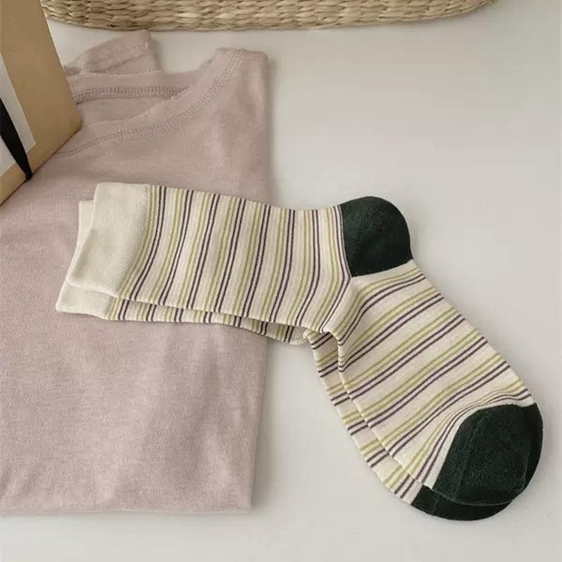 The Classic and Retro Striped Striped Striped Mid-calf Socks In Early Autumn Are Versatile and Can Be Paired In Different Colors