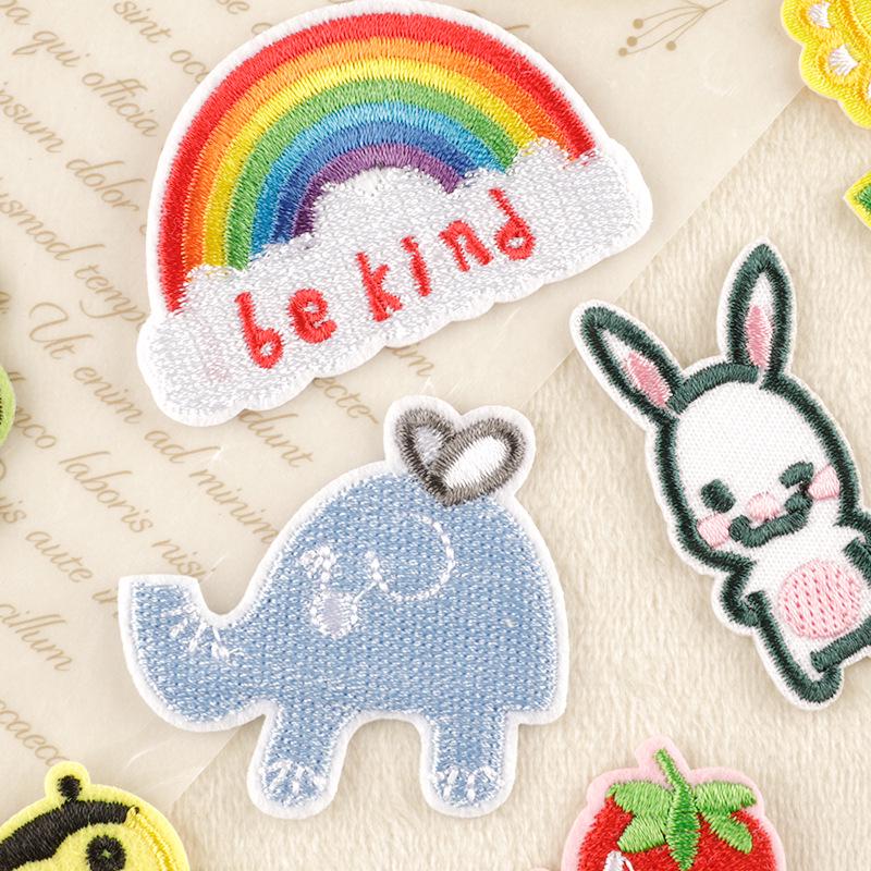 Kreslené zvířecí a ovocné vyšívané nášivky pro DIY oděvní doplňky