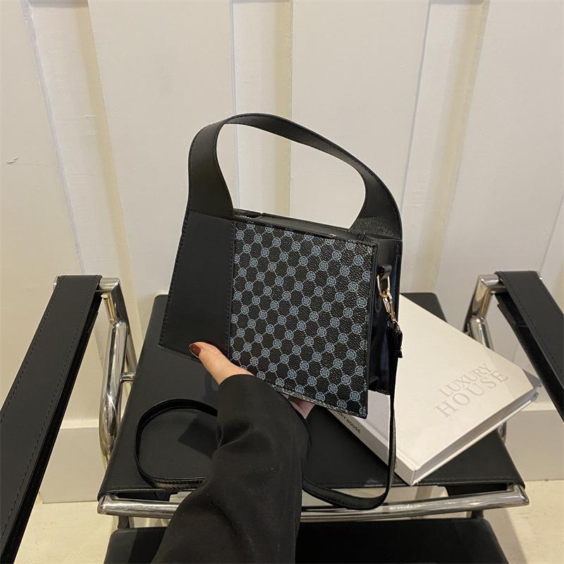 

Простая иностранная повседневная ретро сумка 2024 года с принтом в виде квадратной весенней сумки, новая мода на одно плечо, переносная маленькая квадратная женская сумка чёрный