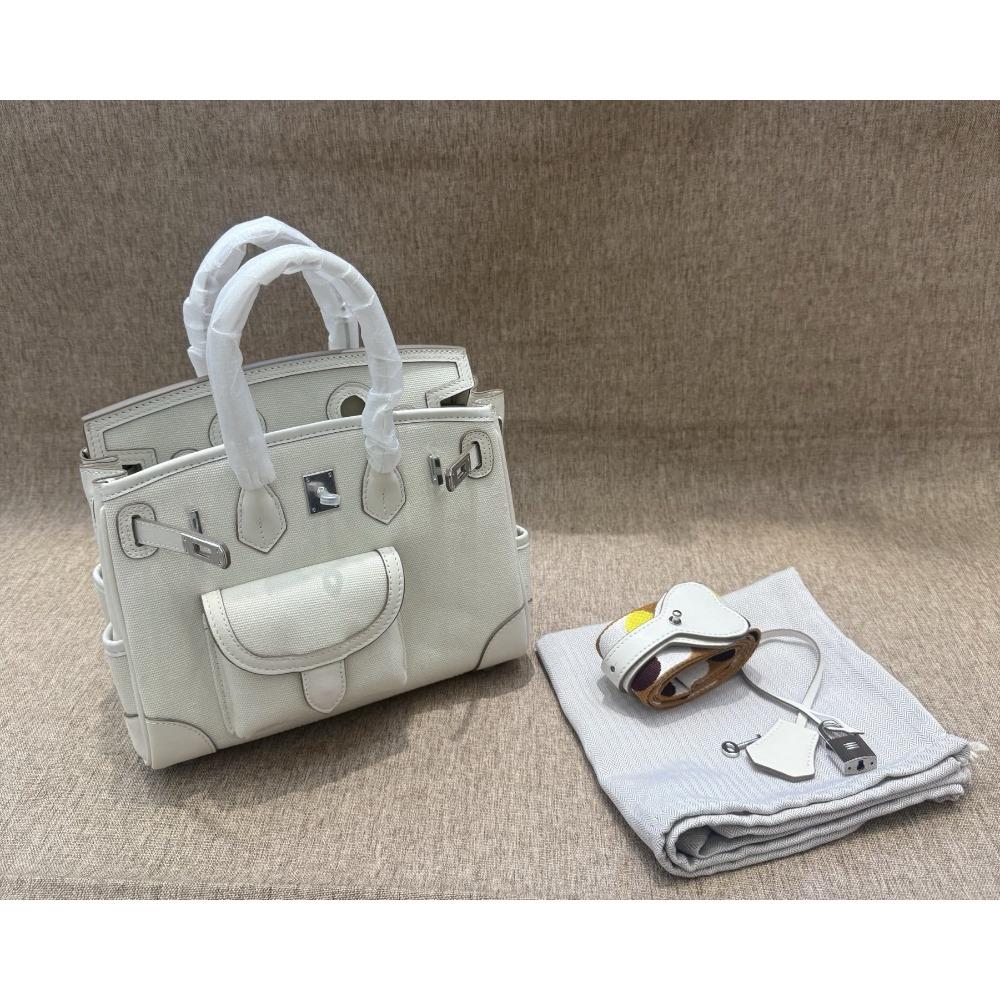 

Сумка High-end Early New Style 25cargo с серебряной пряжкой будет выпущена с женской сумкой из натуральной кожи, сумкой с одним кожаным ремешком 25x13x20CM белый