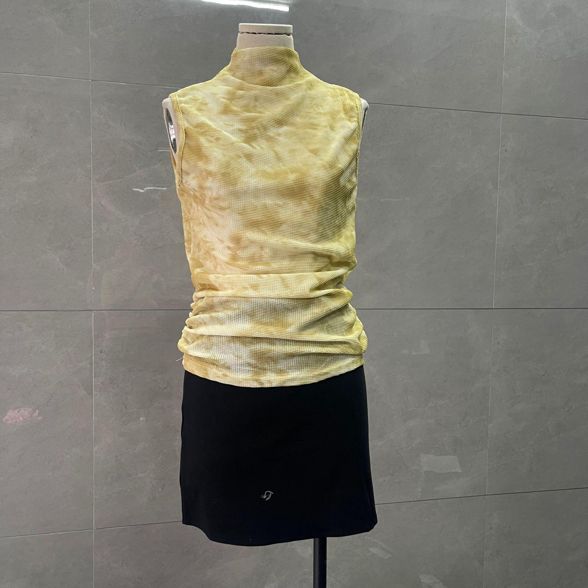 

Трендовый топ без рукавов облегающего кроя с полувысоким воротником: Универсальная летняя футболка-жилет XXL (Approx. 135 lbs)