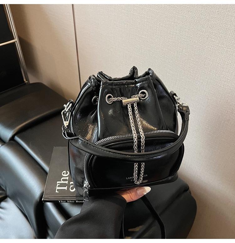 

Популярная маленькая женская сумка 2025 новая весенне-летняя модная сумка через плечо универсальная цепочка кроссбоди сумка-ведро чёрный