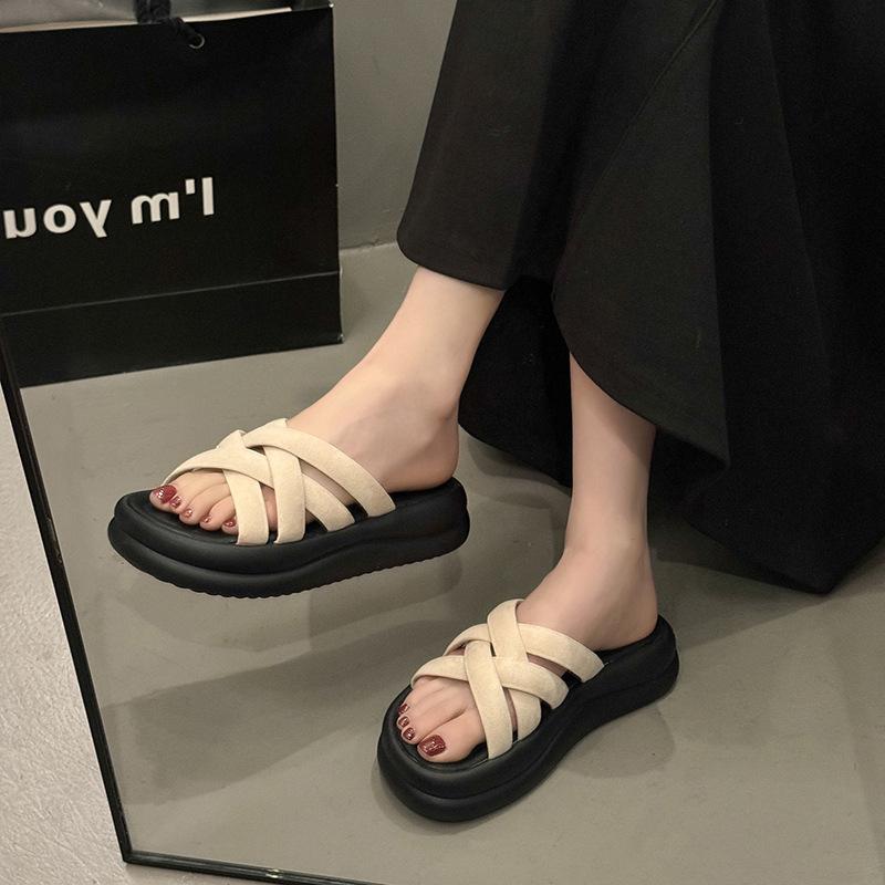 With skirts, cool slippers, women's outer wear is beautiful 2025 new summer versatile thick bottom fashion summer go out high sense