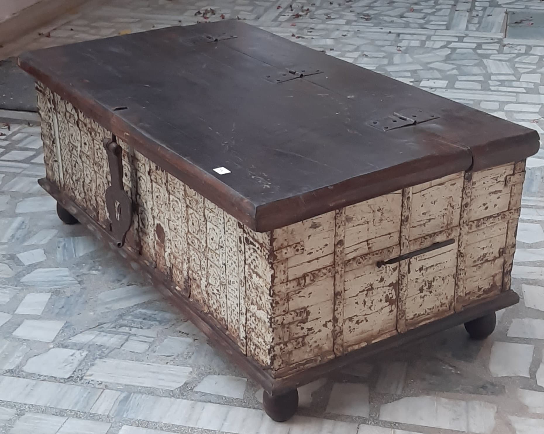 Handmade Carved Wood Treasure Chest: Rustic Antique Trunk 16” X 8” X 24” (l x w x h) разноцветный