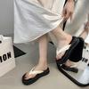 Internettkändis svarta halkfria flip-flops med tjock sula dam sommar 2025 nya superheta mångsidiga strand cool tofflor