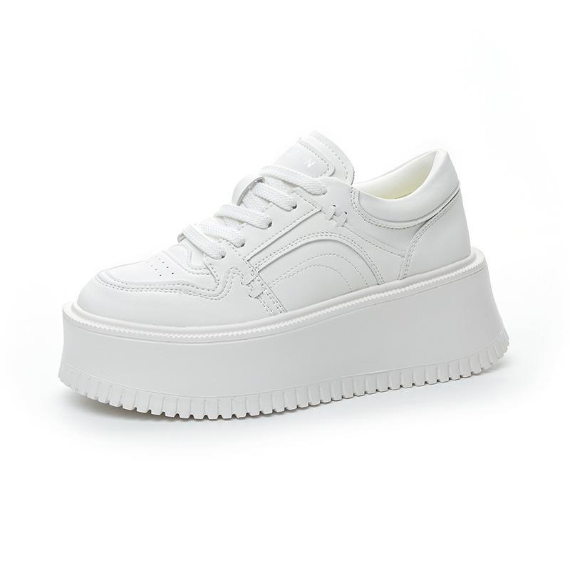 Small man thick-soled heightening Hong Kong style little white shoes women's 2025 autumn and winter new versatile skirt muffin shoes board shoes