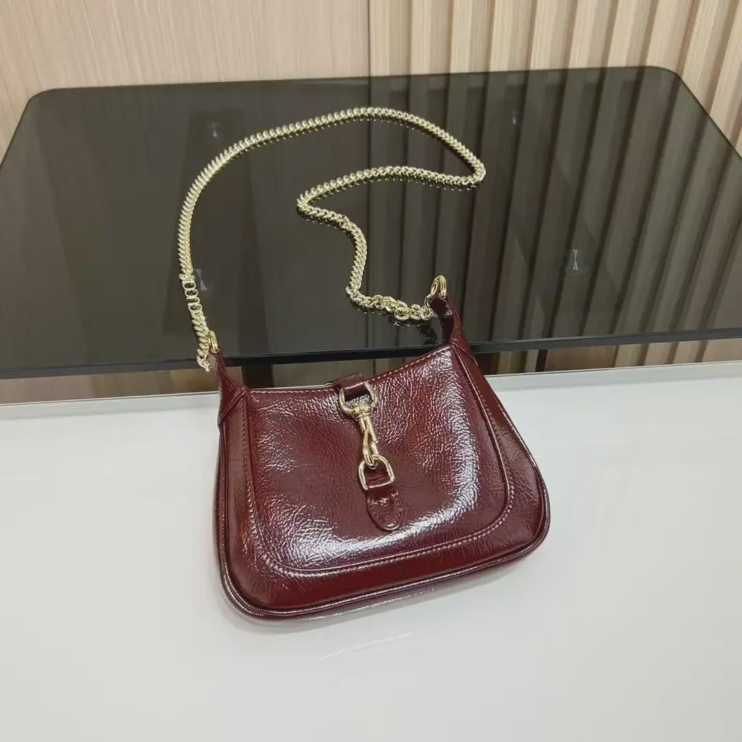 

2024 Shiny Waxed Leather Mini Crossbody Chain Bag - Jackie Celebrity Style Small 19x18x3.5cm чорний