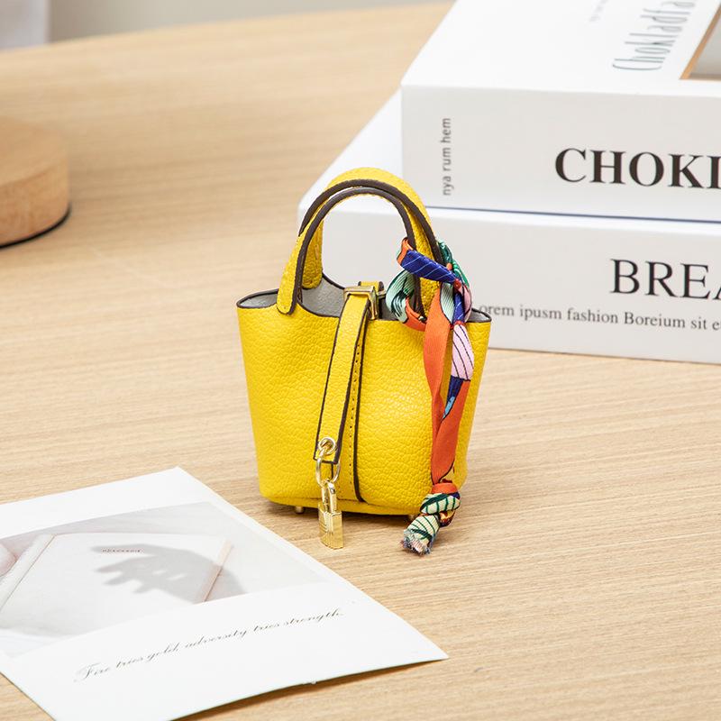 

H-Family Міні Овочевий Кошик Шарм для Сумки: Висококласний шкіряний брелок та милий тримач для навушників жовтий