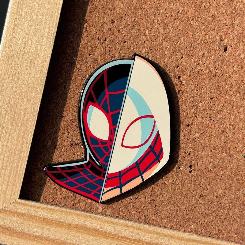 

Fashion Anime Spider-Man Parallel Universe Brooch Female Spider Gwin Golden M Badge Schoolbag Accessories Spider Wenger Avatar