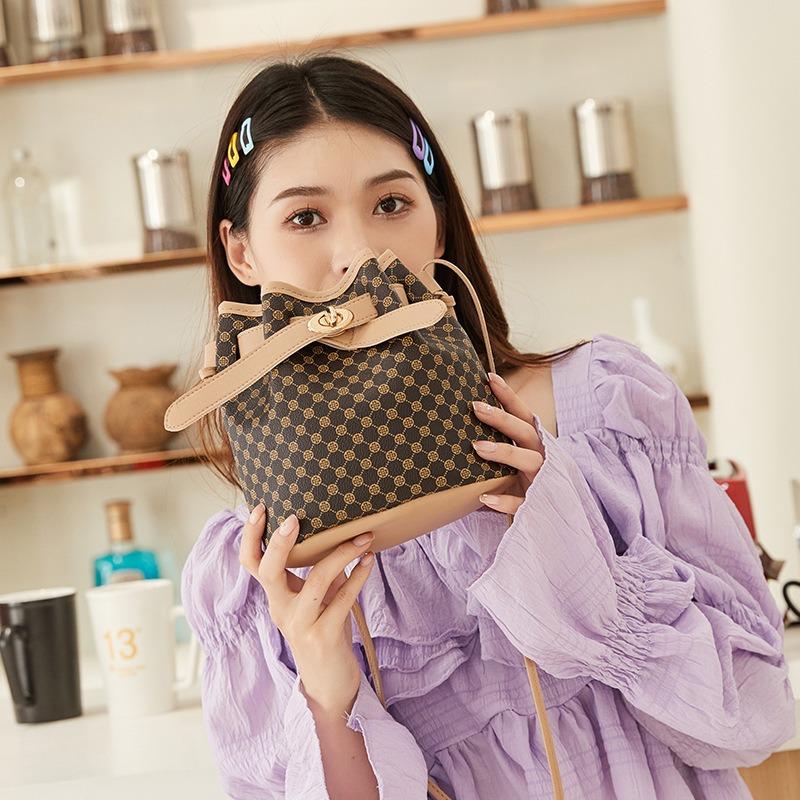 Bucket Bag Temperament Women's Large-capacity New Trendy Personality Printed Commuter Bag Fashion Trend Shoulder Messenger Bag