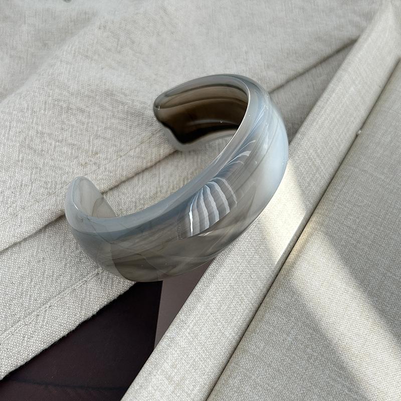 Bracciale Aperto Color Smudge Design a Motivo Marmo Gioielli in Acrilico Light Luxury