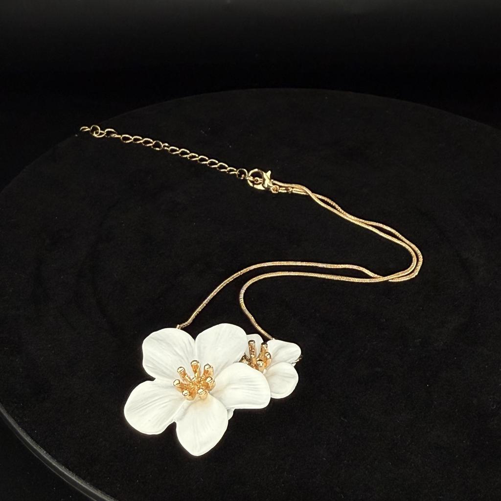1pc Adjustable White Floral Necklace, Elegant & Versatile, Suitable For Women Everyday Wear, Vacation, Party And As Gift