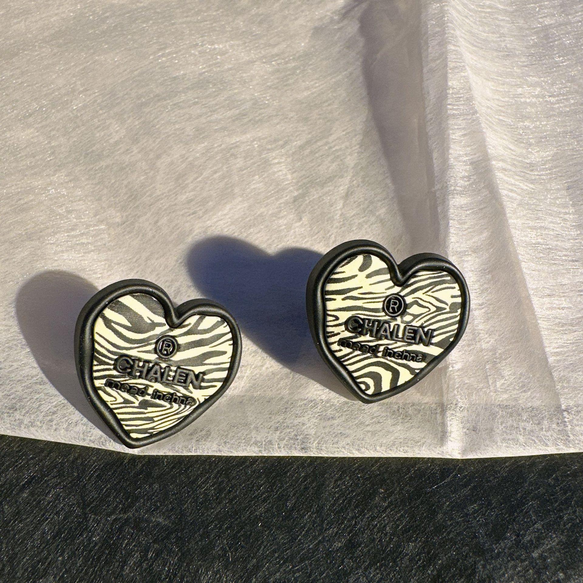 

Vintage Autumn Winter Leopard Heart Big Stud Earrings For Women Fashion Jewelry білий