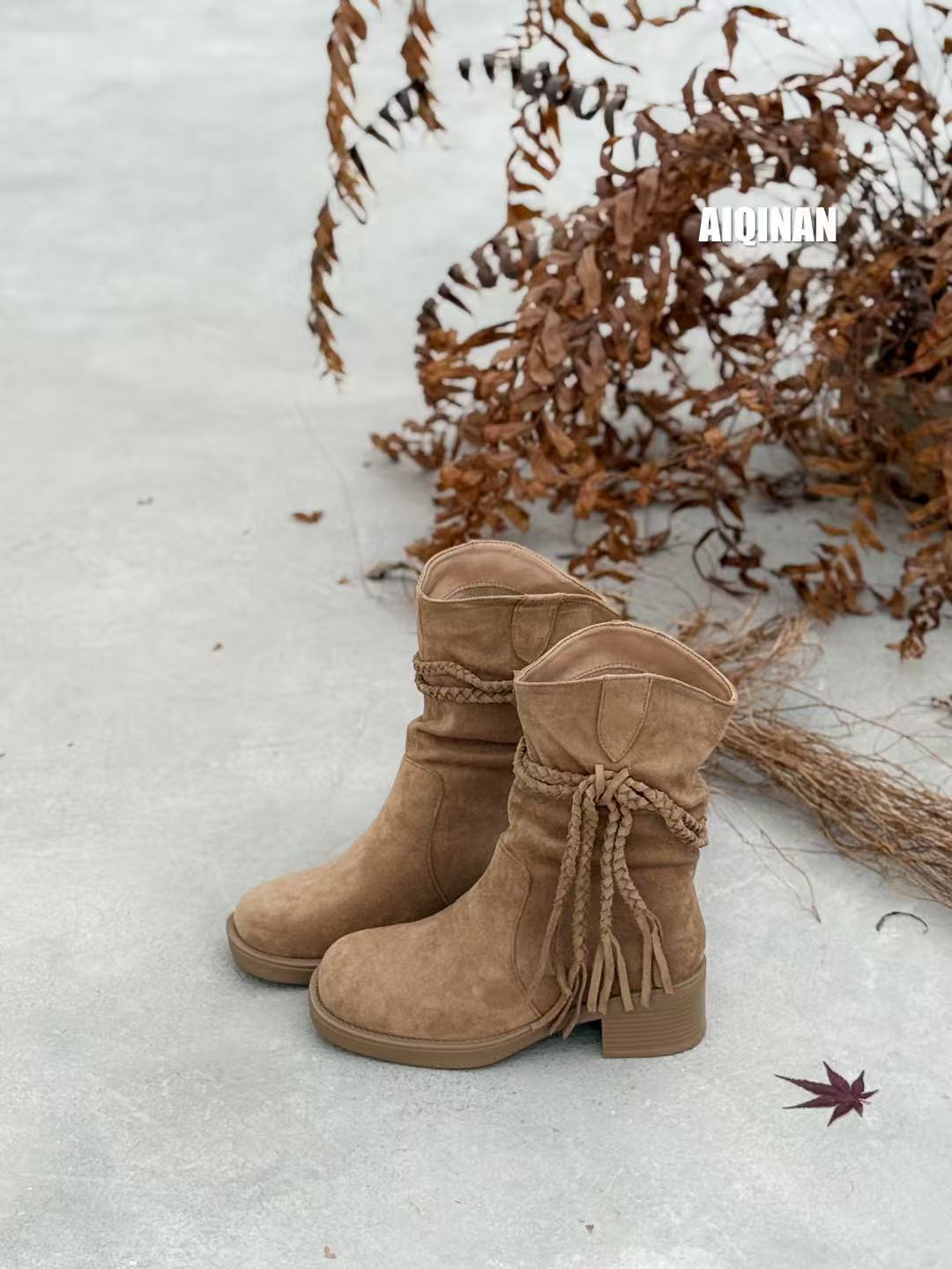 

Осень и зима новая ретро бахрома толстый каблук короткие сапоги замша круглый носок сапоги на наборном каблуке средний каблук женские сапоги 39