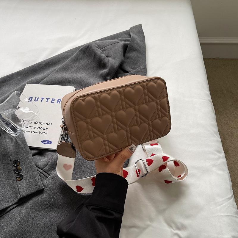 

Літо 2024 новий іноземний стиль модна проста сумка через плече жіноча сумка-мессенджер модна і популярна маленька квадратна сумка для приміських поїздок хакі