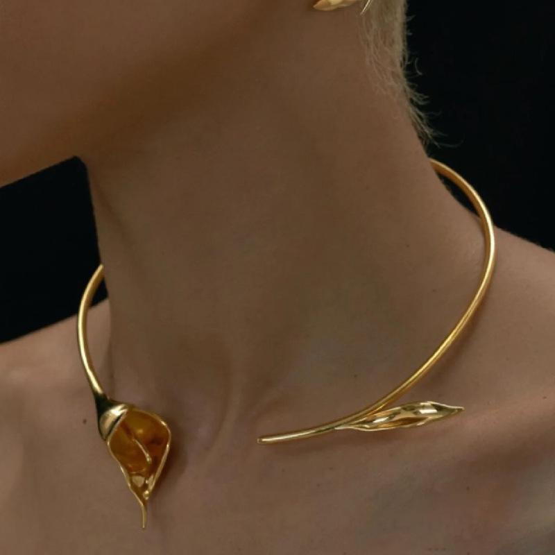 Simple And Light Luxury Temperament Cold Style Metal Leaf Flower Necklace Fashionable Personality Clavicle Chain Open Collar