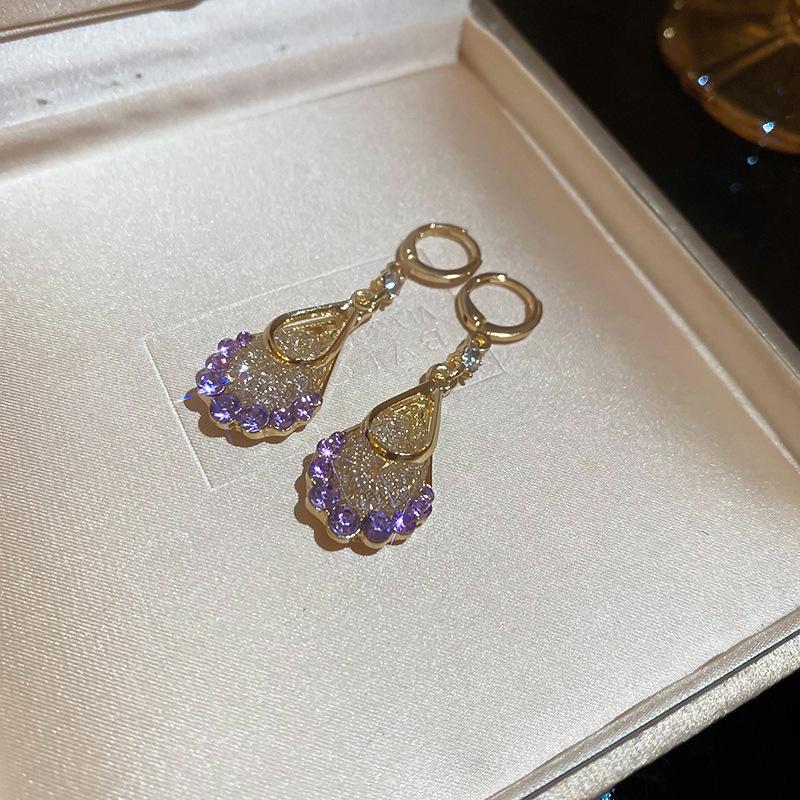 

Пурпурные серьги-пусеты с жемчугом и стразами