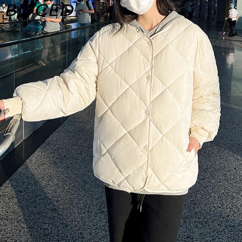 

BITCED Lightweight Down-Filled Cotton Jacket for Women - Compact, Relaxed-Fit Short-Length Baseball Jacket S білий