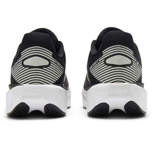 Беговые кроссовки New Balance FuelCell Rebel