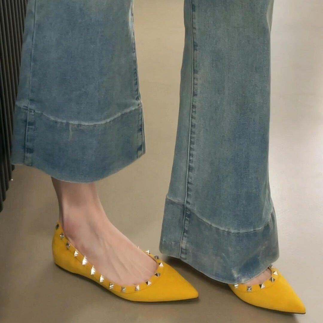 

Shallow suede rivet shoes women s 2025 new spring flat shoes small fragrant wind pointed versatile French commuter single shoes tide 35