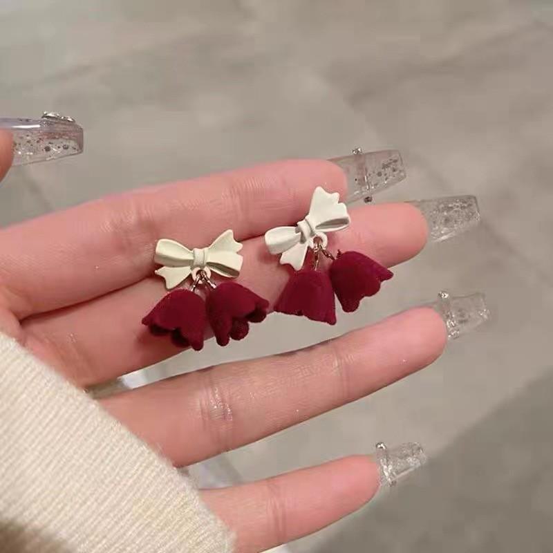 Lange rote Samtohrringe für Damen zum Neujahr 2025 – stilvolle, vielseitige Accessoires für Verlobungen, Hochzeiten und festliche Anlässe.