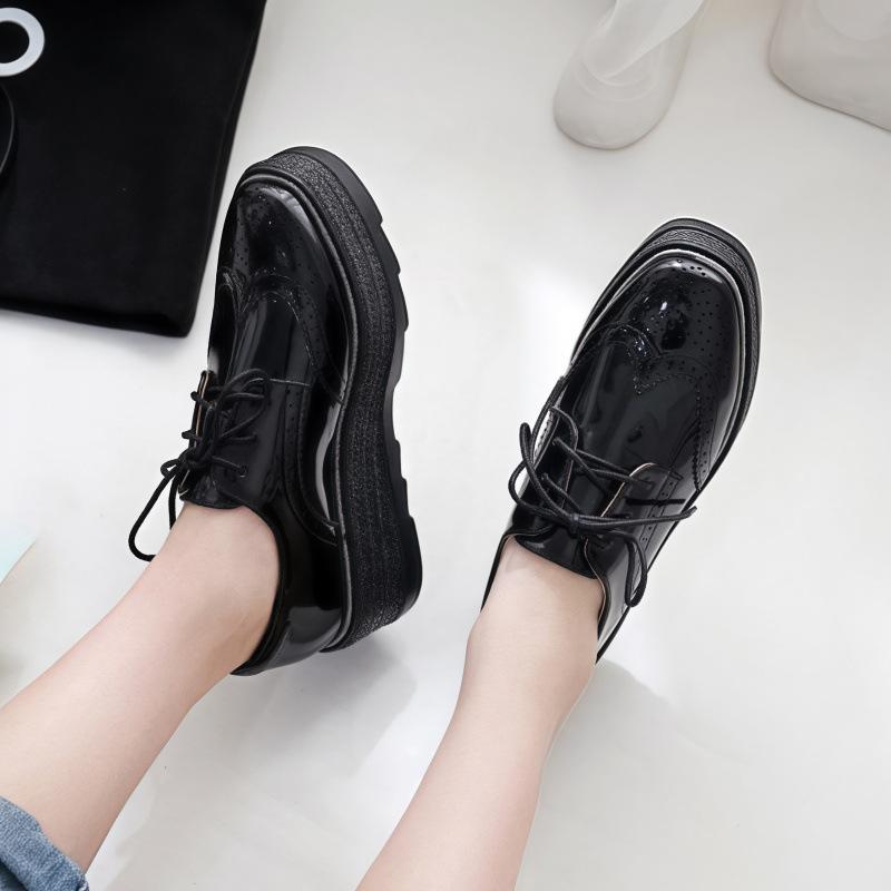 

Модные Броги с Резьбой Маленькая Кожа Британский Стиль На Шнуровке Платформа Обувь Маффины На Танкетке Одинарная Обувь Повседневная Обувь HZB-2931-9 39 чёрный