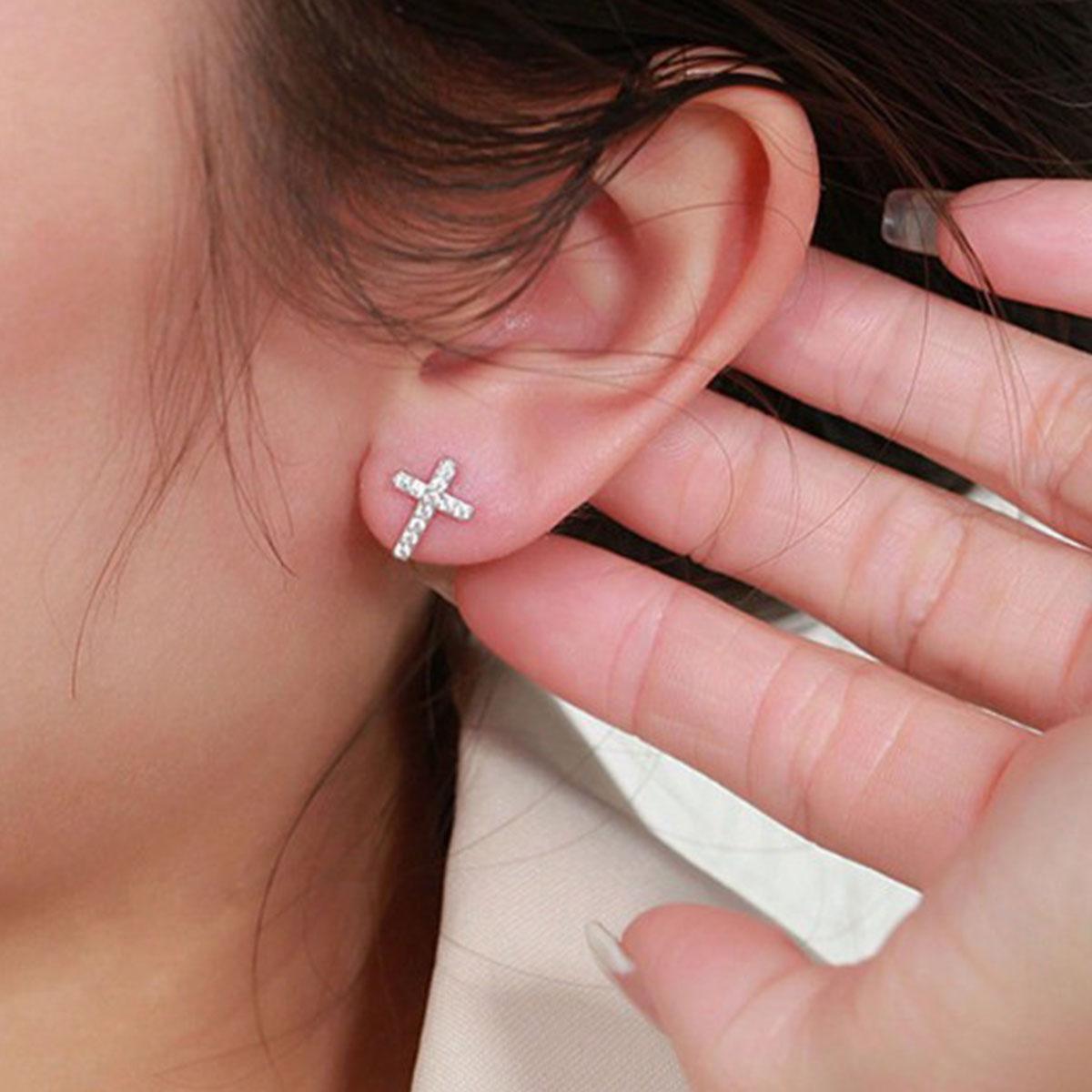 

Ladies fashionable and versatile earrings with rhinestone design are suitable for weddings, gatherings, and holiday gifts
