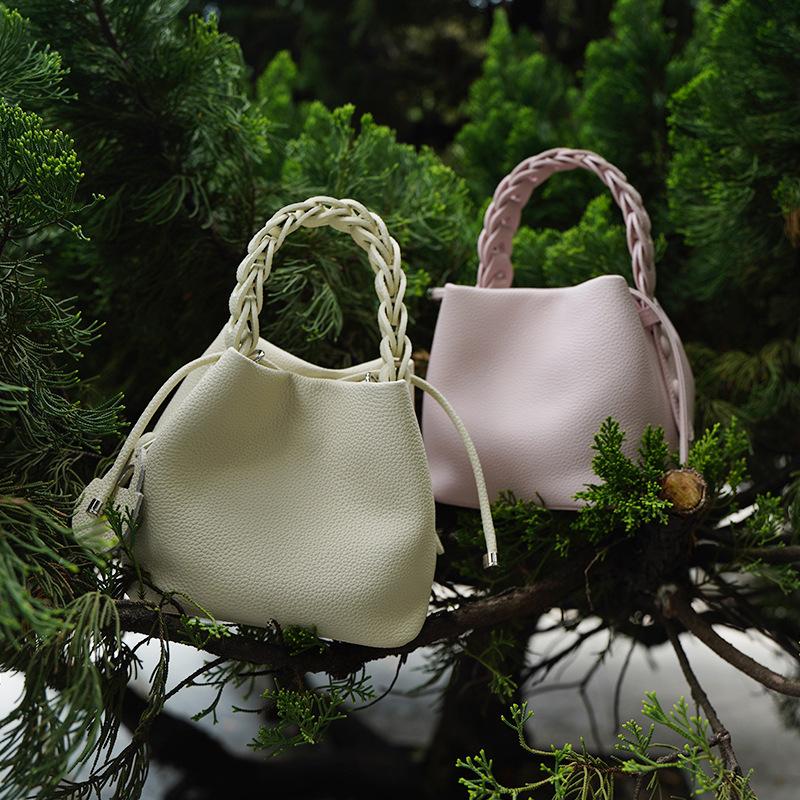 Tato jarní kolekce koženého bucket bagu z lícové kůže je všestranná a elegantní taška přes rameno crossbody pro dojíždění.