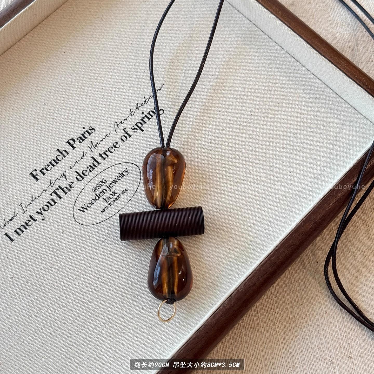 

New Chinese-style hollow round pendant necklace atmospheric high-end sweater chain retro neck autumn and winter accessories