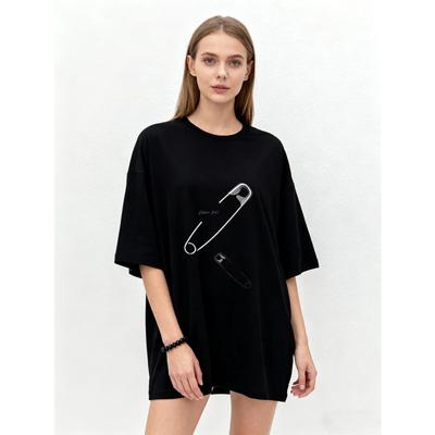 T-shirt Oversize Nera con Stampa Spilla da Balia e Testo Streetwear Casual da Donna