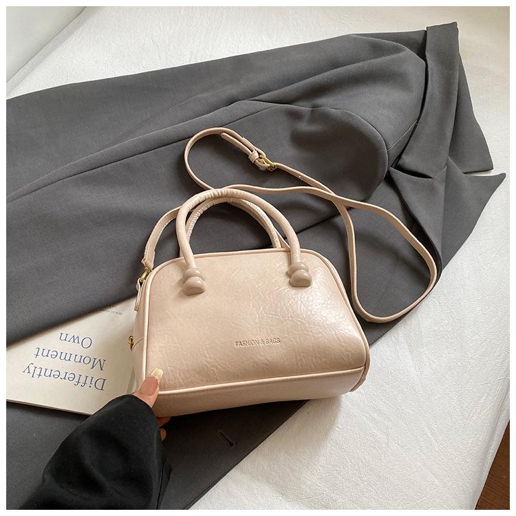 

Нишевая маленькая квадратная сумка в иностранном стиле высокой ценности женская 2025 осень новая модная сумочка для通勤 простая наплечная сумка