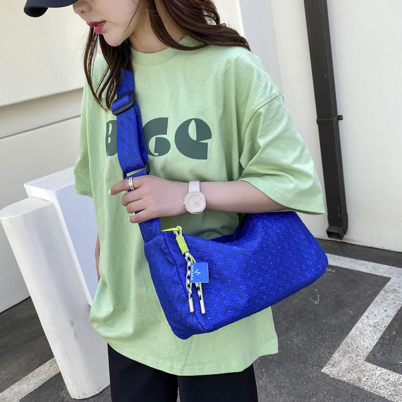 Checkered single shoulder bag, large capacity travel cross-body bag, light and casual underarm bag