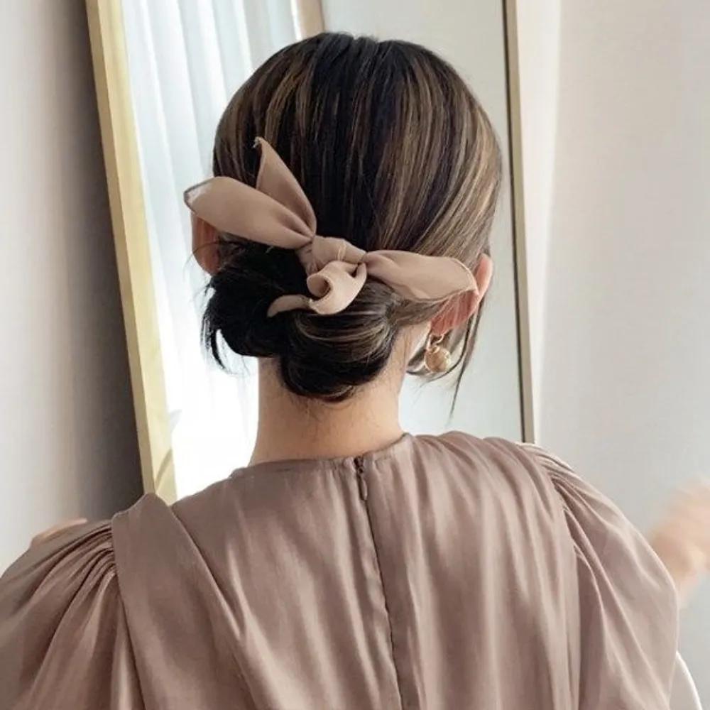 Ar Brown ribbon wire updo white