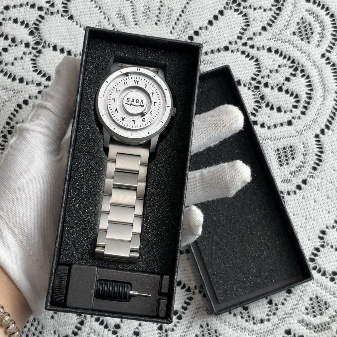 

Sabr Steel Bead Technology-Inspired Arabic Numeral Magnetic Bead Pointer with Scale, Personalized Mirror-Free Black Technology Men s Quartz Watch