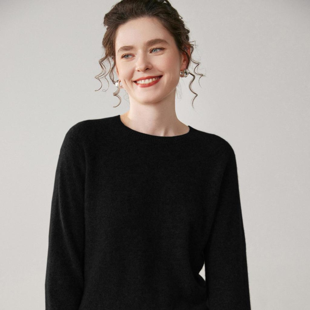 Women's Versatile Cashmere Round Neck Sweater - Thin, Simple, Loose-Fit Knitted Design for Autumn/Winter.