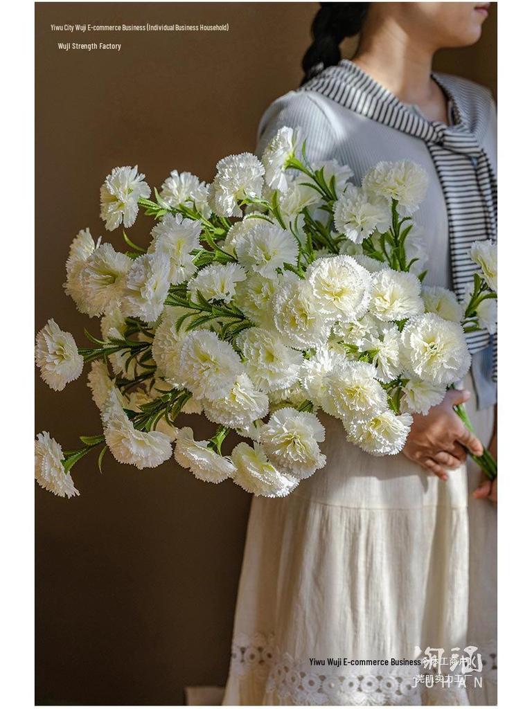 Luksusowy Bukiet Goździków Sztuczne Kwiaty jako Centralny Element Dekoracji Salonu lub Stołu Jadalnego