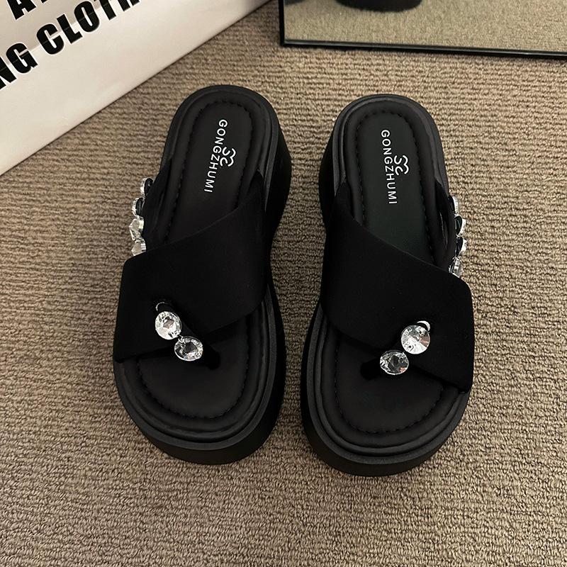 Retro small man shows tall British style women's slippers 2025 Internet celebrity new Korean non-slip soft bottom not tired feet slippers