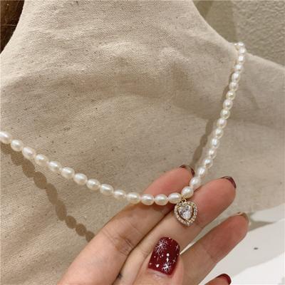 Collana di Perle a Forma di Cuore con Diamanti, Che Emana Raffinatezza Elegante e alla Moda, Una Catena a Collare in Stile Retrò