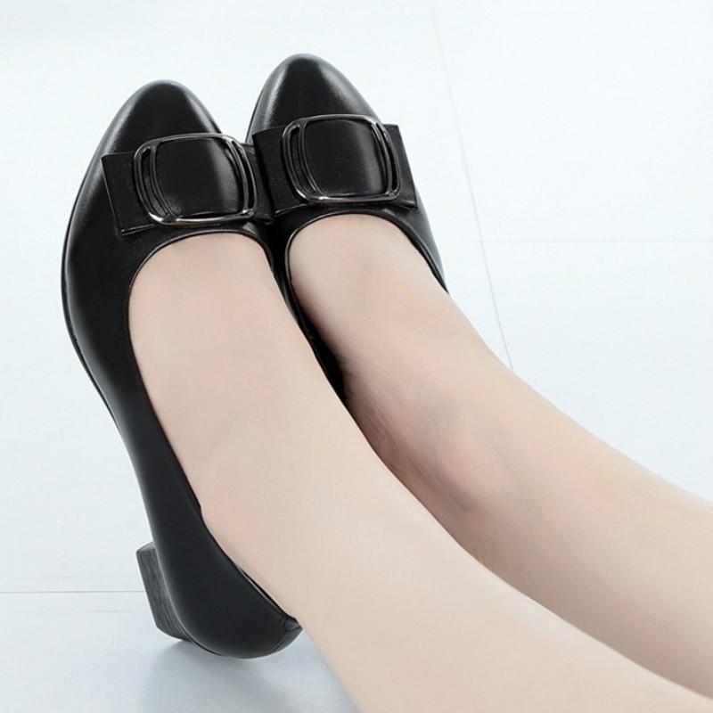 Nové dámské lodičky středního věku PU kůže měkká podrážka Pohodlné protiskluzové jednotné boty na středním podpatku Boty pro maminky Kožené boty Dámské