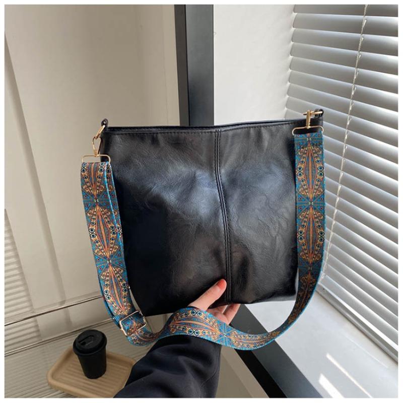 Large-capacity Bag Women's Autumn and Winter New Retro Broadband Shoulder Messenger Bag Premium Texture Commuter Bucket Bag