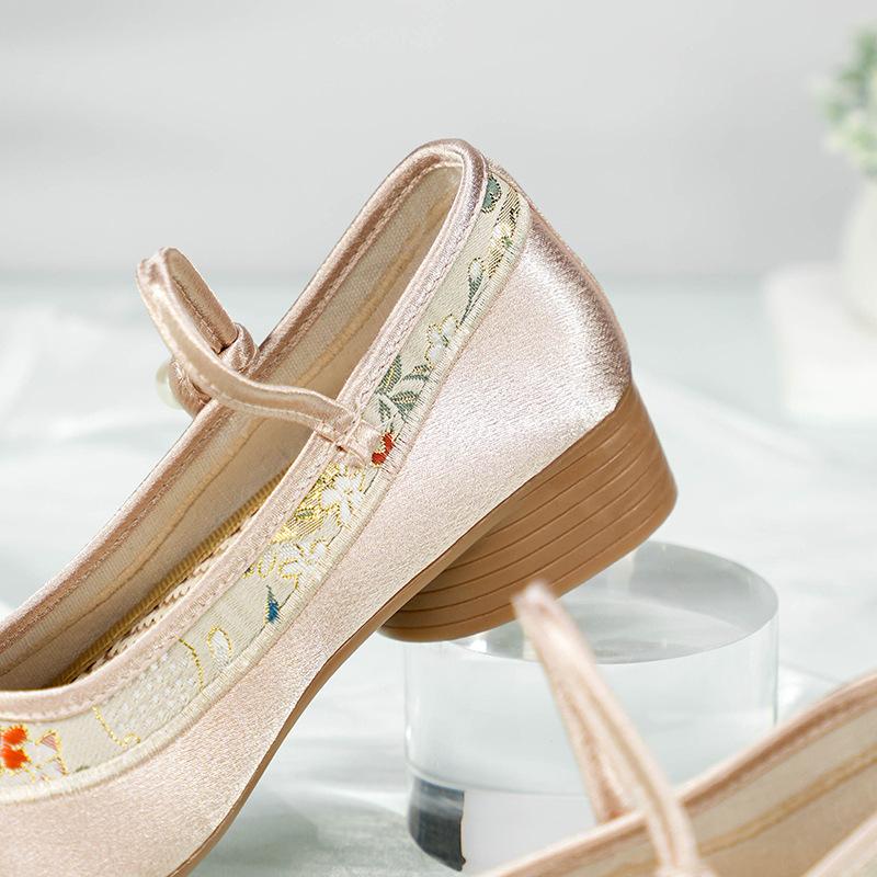 Fashion New Chinese Cheongsam Shoes, Adopt Middle Heel and Round Head Design, Traditional Old Beijing Embroidery Element