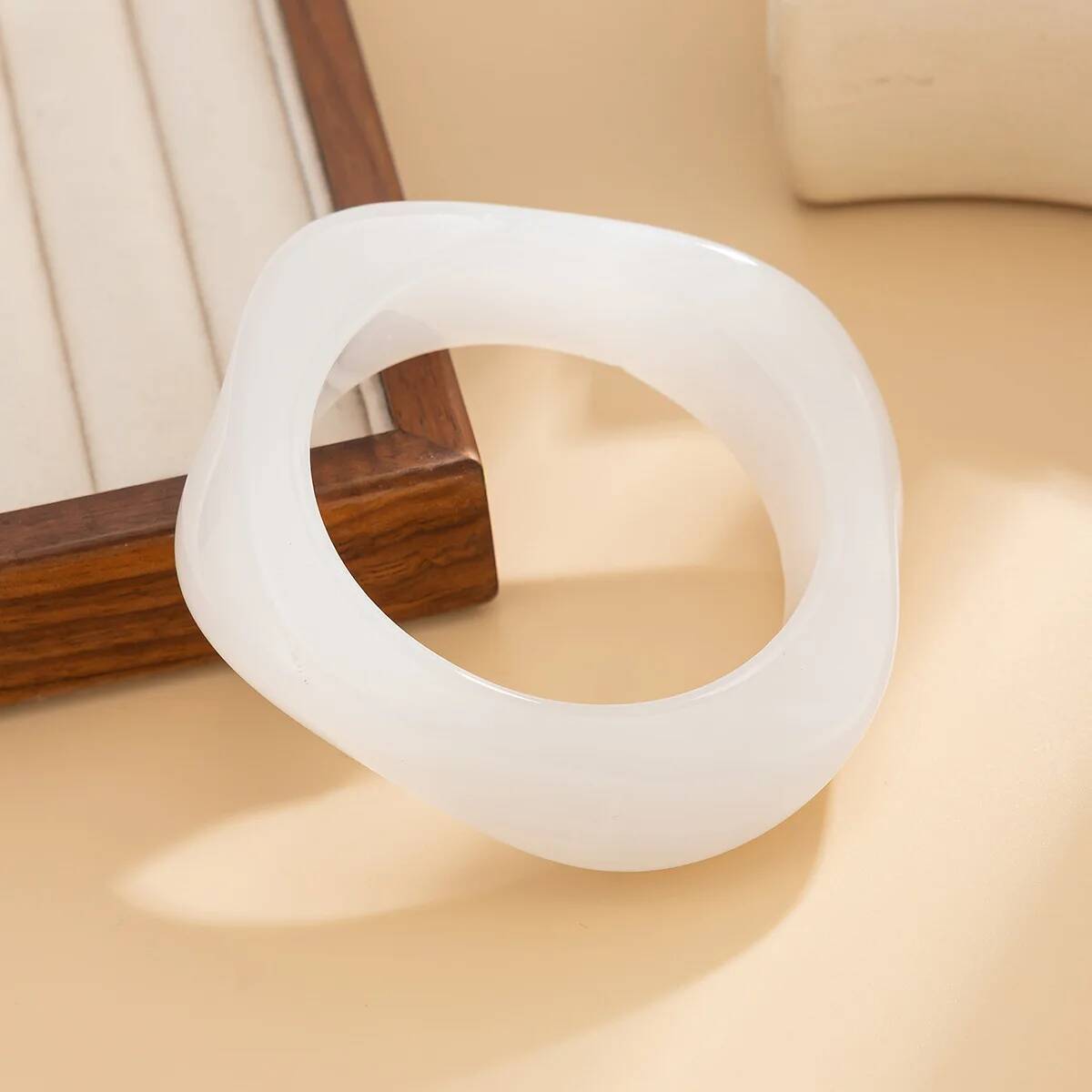 

SHIXIN Minimalist White Resin Acrylic Bracelet for Women Bohemian Stackable Irregular Wide Bangle Bracelet Party Jewelry Gift