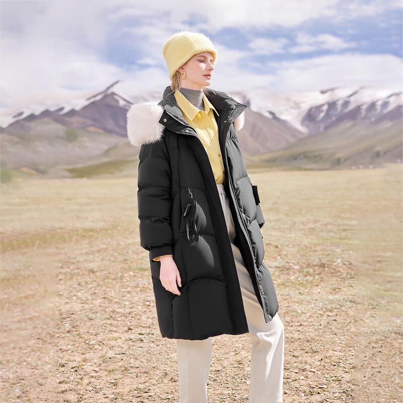 Geacă de damă elegantă cu guler de blană și glugă, de lungime medie, umplută cu puf