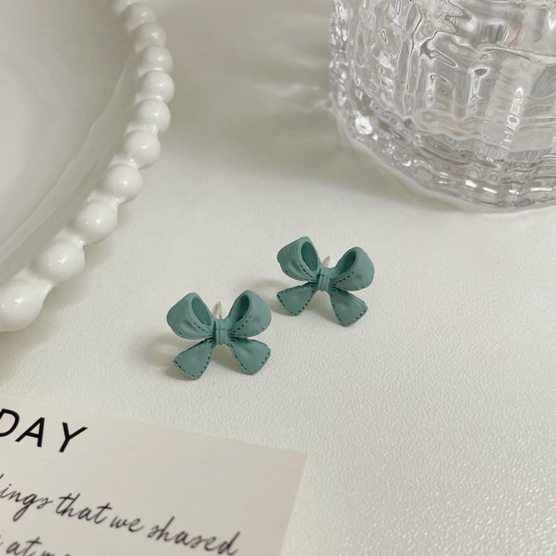 

New simple and versatile retro fresh and cute bow earrings Korean temperament sweet stud earrings cold wind
