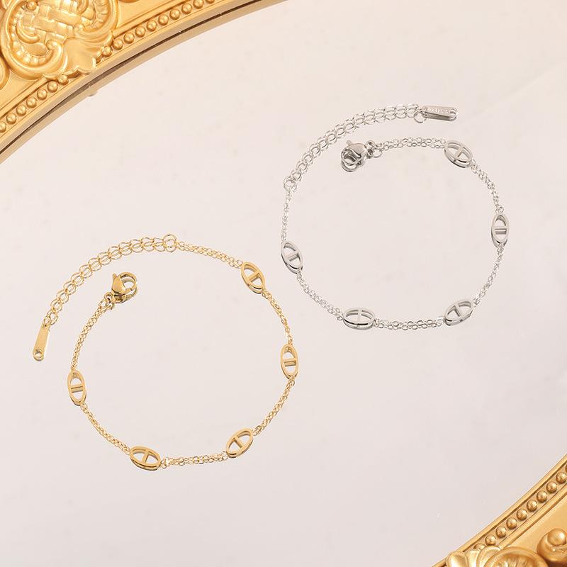 Fashionable Titanium Steel Pig Nose Bracelet Versatile Luxury Design Couple's Hand Chain Stylish Accessory for All Occasions