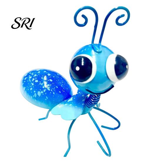 Outdoor Bee Ornament Metal Garden Statue Small Cute Bumble Sculpture Outside Fence Insect Figurine Lawn Yard Art for Backyard Table Wall Decor Display