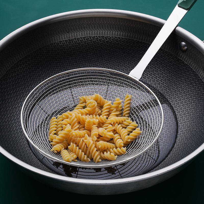 Nerezový síťový odkapávač na nudle a hranolky, domácí horkovzdušný hrnec na olej a vodu, děrovaná naběračka na pikantní horkovzdušný hrnec, kuchyňské náčiní