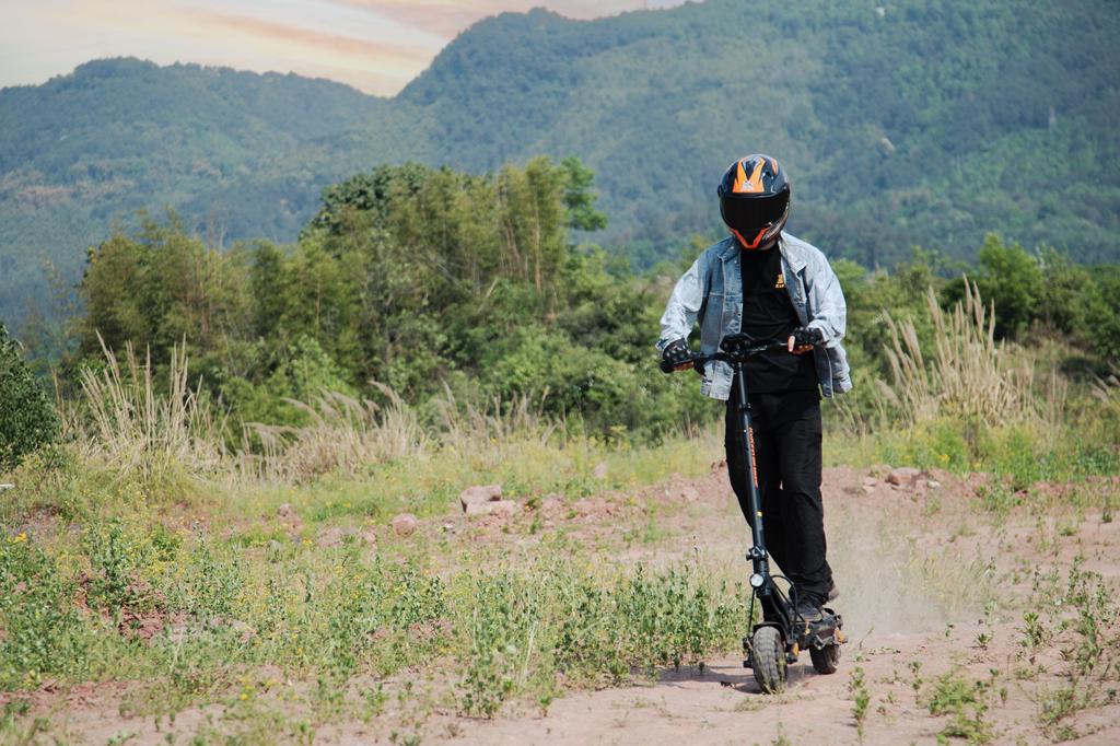 KuKirin G2 Master Dual Motor 52V 1000W×2 Electric Scooter – 60 km/h, Dual Drive, 10″ Pneumatic Tires, Dual Disc Brake, Hydraulic Suspension