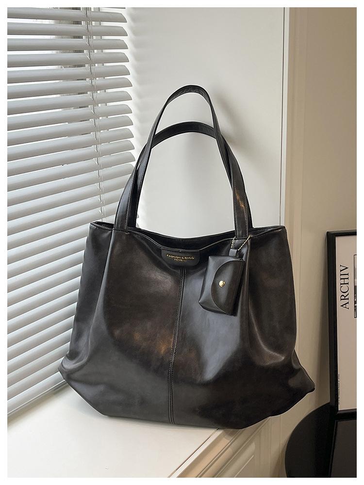 

2025 Новая женская сумка через плечо Модная универсальная сумка-тоут Большой вместимости Сумка для поездок на работу Текстурная модная сумка под мышкой чёрный